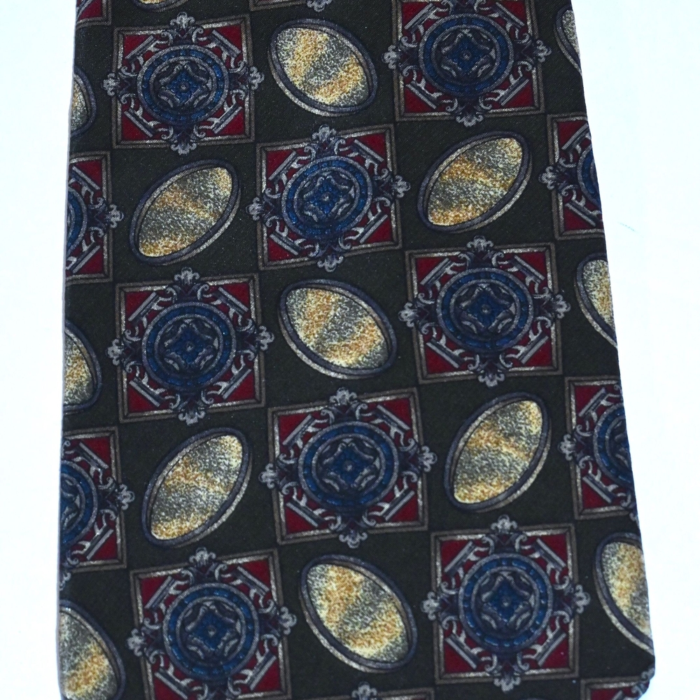 417 by VAN HEUSEN tie, 100% all Silk made In COSTA RICA